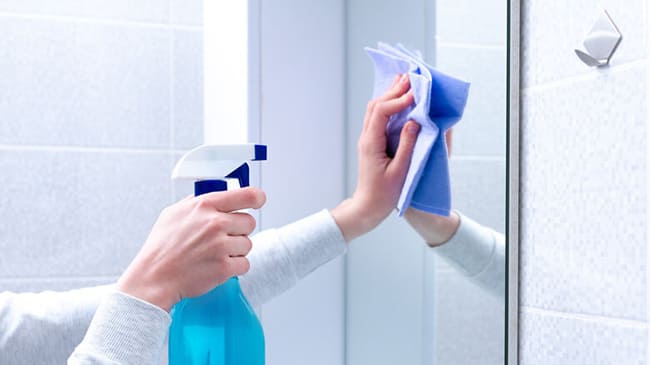 cách vệ sinh gương soi nhà tắm