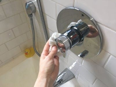 cách vệ sinh sen tắm âm tường 