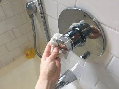 cách vệ sinh sen tắm âm tường 