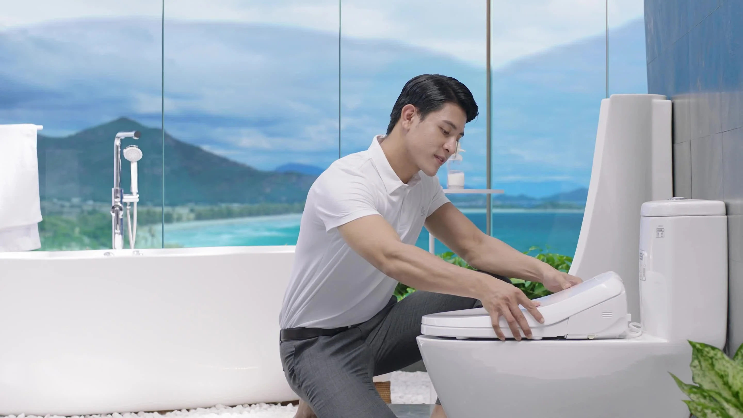 Nắp bồn cầu điện tử thông minh Toto