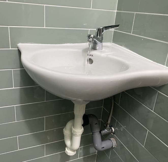 Chậu góc Inax L-281 tại nhà khách 