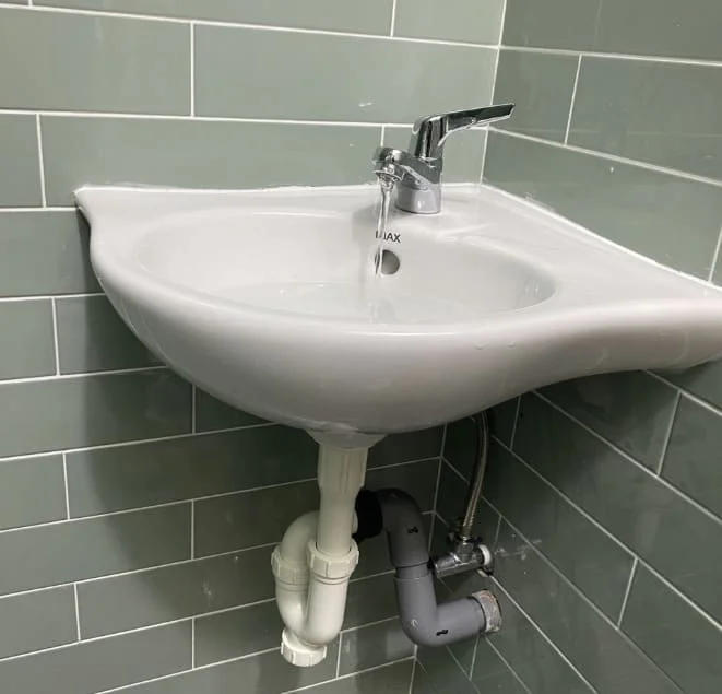 Chậu góc Inax L-281 tại nhà khách 