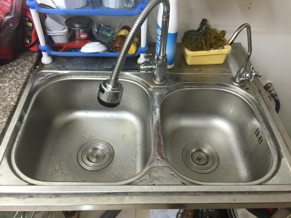 Chậu rửa bát xuống cấp theo thời gian 