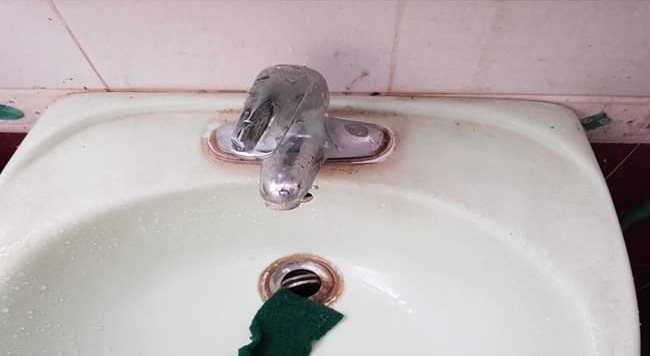 chậu rửa bị ố vàng 