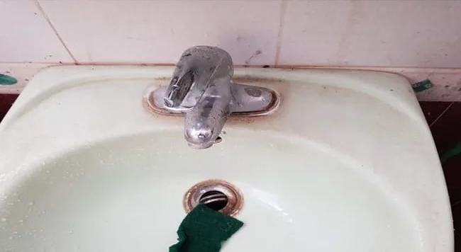 chậu rửa bị ố vàng