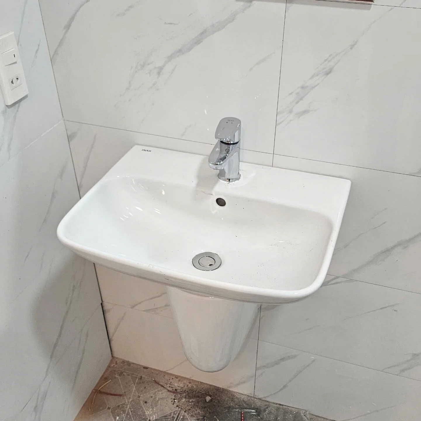 Chậu rửa mặt treo tường Inax có nhược điểm gì không?