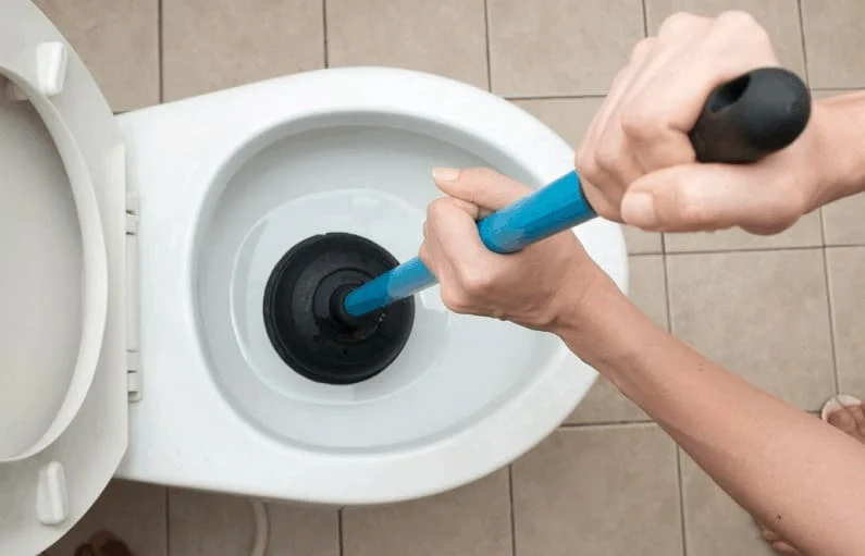 Chữa thông tắc bồn cầu bằng cách dùng cây hút bồn cầu
