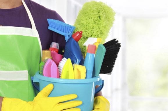 Chuẩn bị dụng cụ và dung dịch vệ sinh an toàn