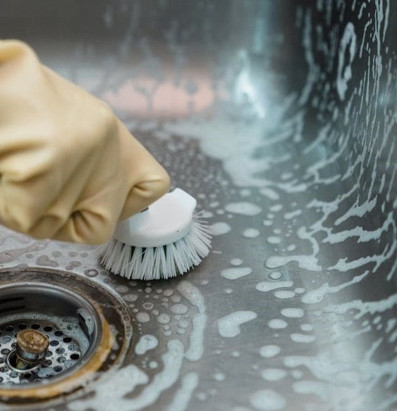 Chà rửa bồn rửa chén