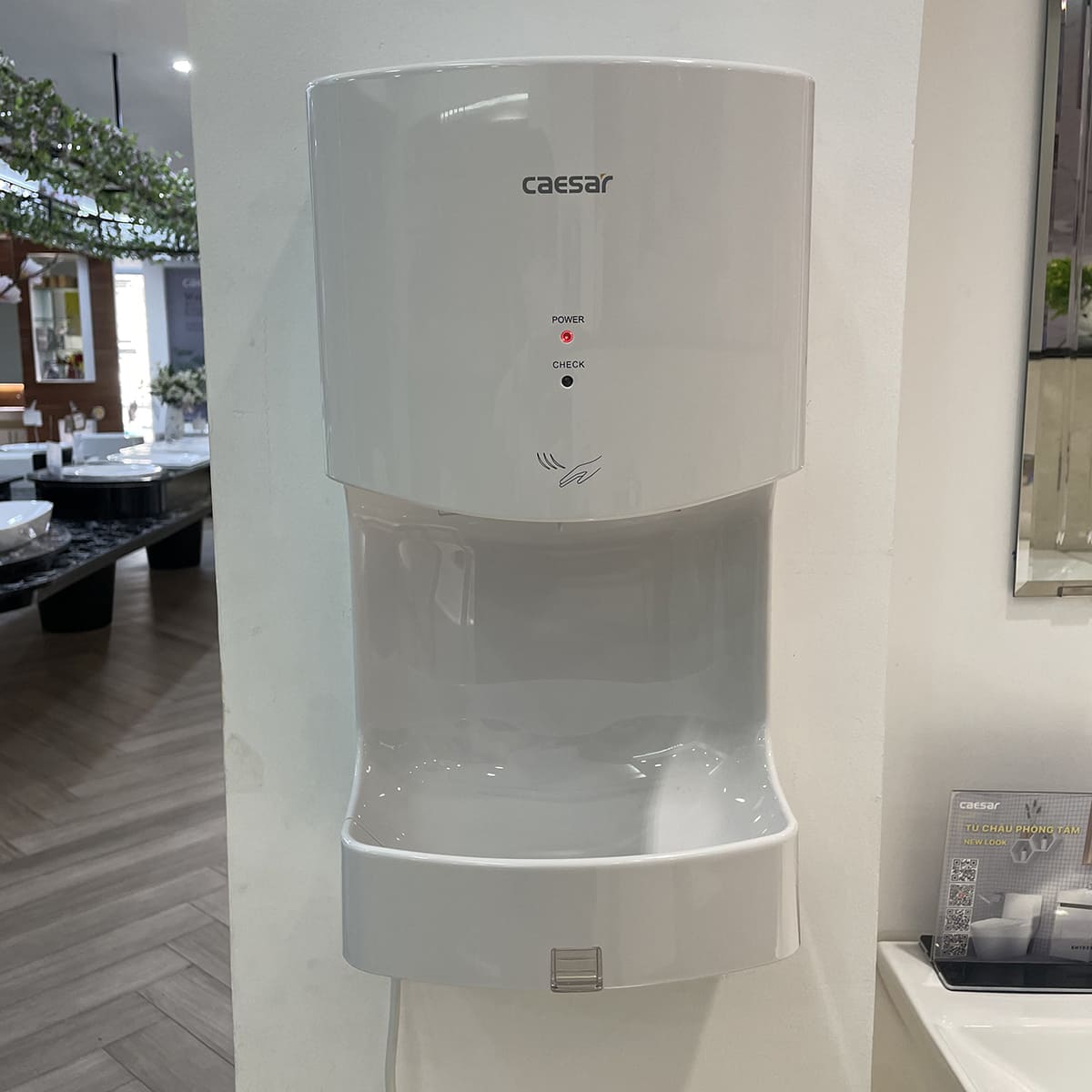 Có nên lắp máy sấy tay không?