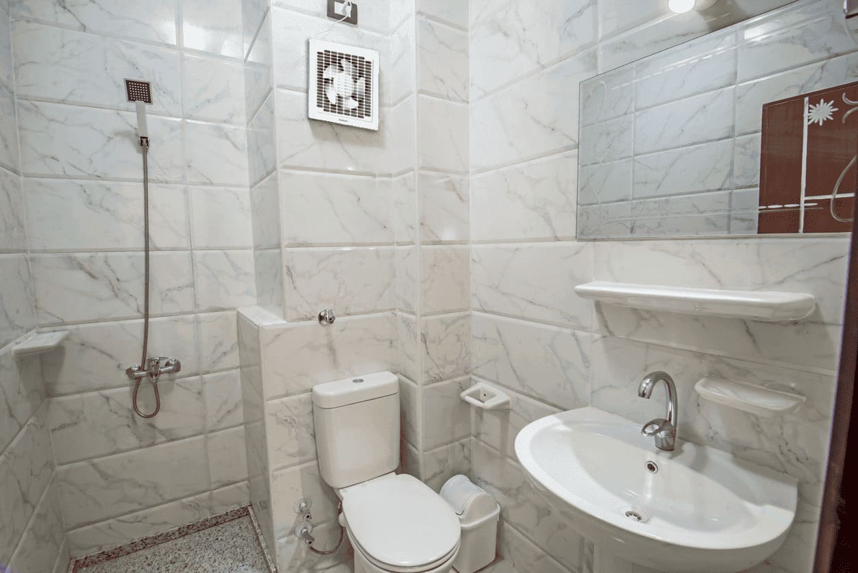 phòng vệ sinh đảm bảo quạt thông gió tốt