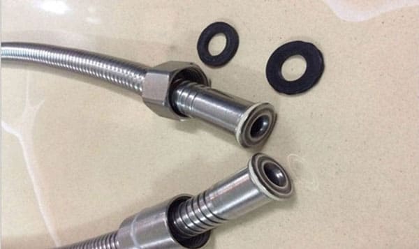 dây vòi xịt vệ sinh bị phồng bục vỡ