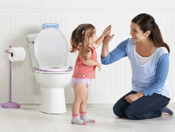 Dùng bồn cầu trẻ em rè luyện thói quen tự lập cho trẻ