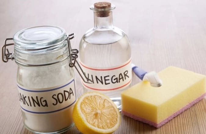 Dùng chanh tươi + baking soda (tẩy vết ố sứ, inox)