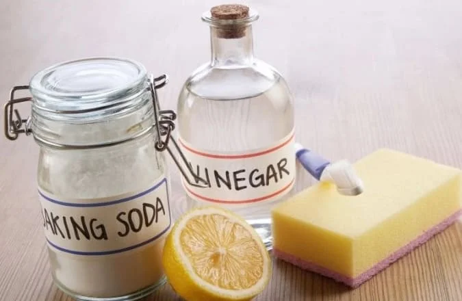 Dùng chanh tươi + baking soda (tẩy vết ố sứ, inox)