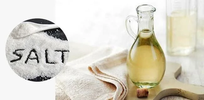 Dùng giấm trắng + muối