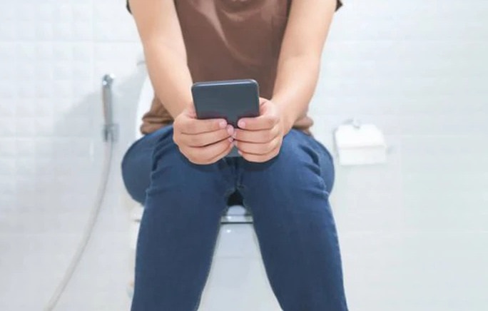 Hạn chế sử dụng điện thoại trong nhà vệ sinh