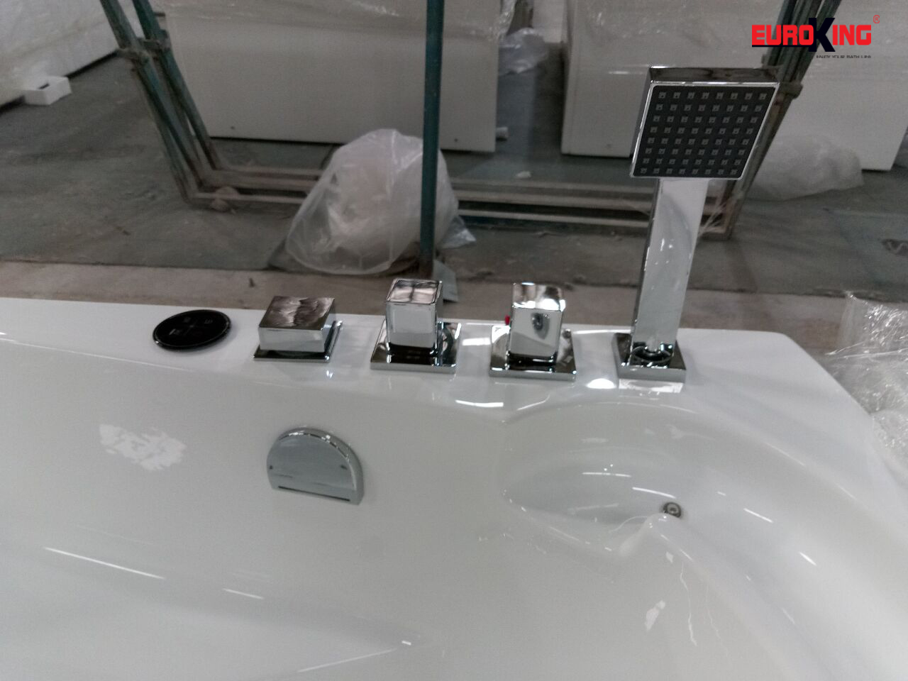 Vòi sen và các nút điều chỉnh của bồn tắm massage EU-1202.