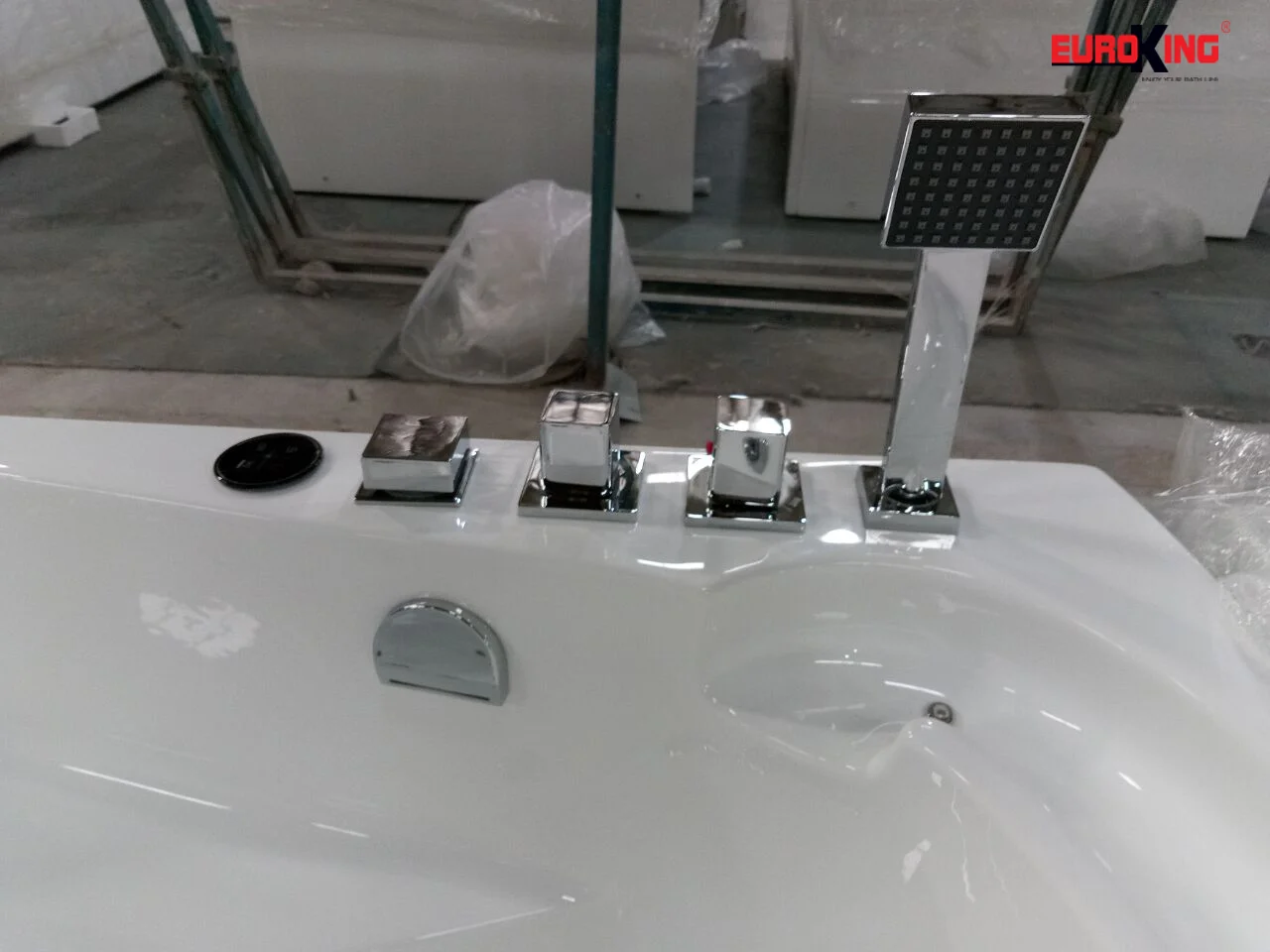 Vòi sen và các nút điều chỉnh của bồn tắm massage EU-1202.