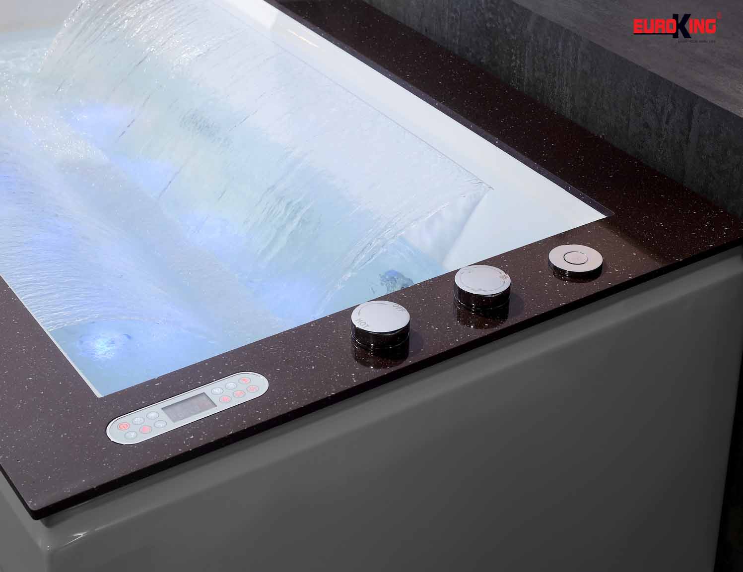 Hệ thống vòi sen trên thành bồn tắm massage EU-1505.