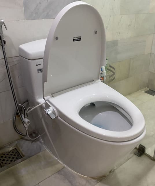 Hình ảnh thực tế nắp bồn cầu Inax s32Vn tại nhà khách