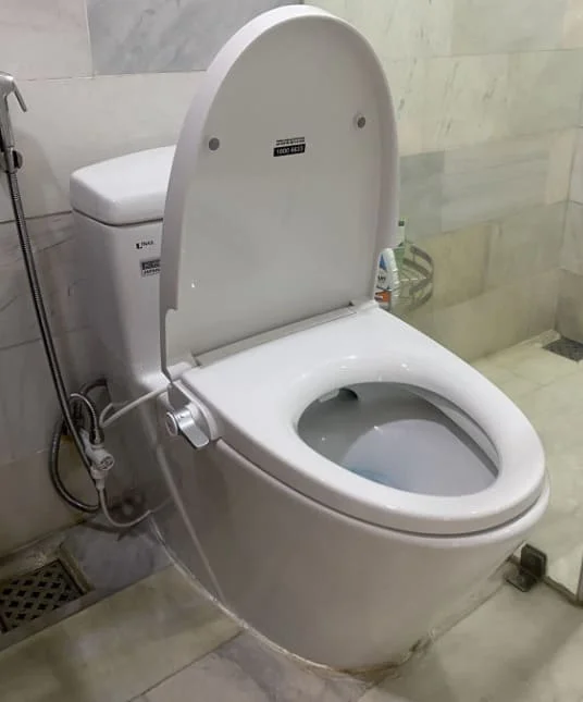 Hình ảnh thực tế nắp bồn cầu Inax s32Vn tại nhà khách
