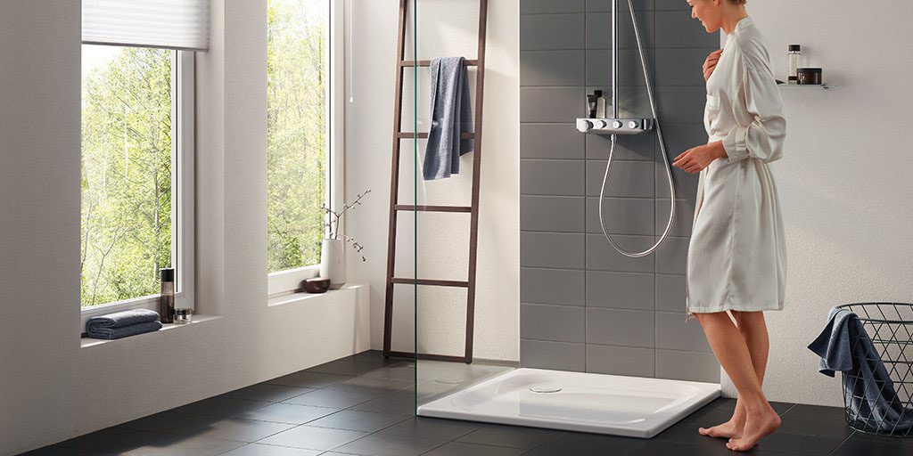 Khay tắm đứng trong phòng tắm