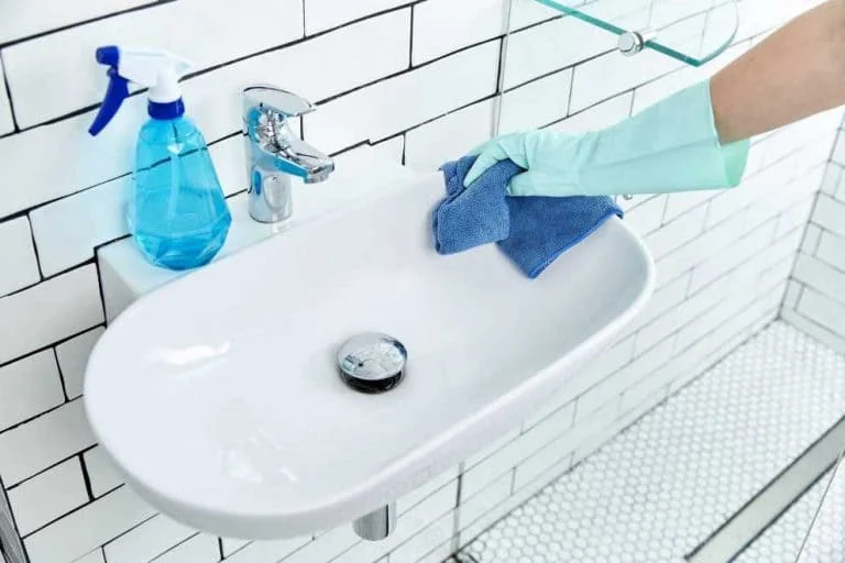 Không vệ sinh chậu rửa đúng cách