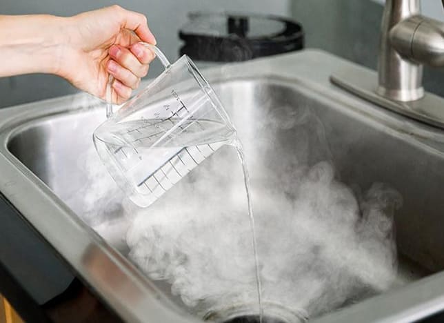 Khử mùi hôi chậu rửa bát bằng nước nóng