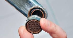 Làm sạch đầu vòi (aerator)