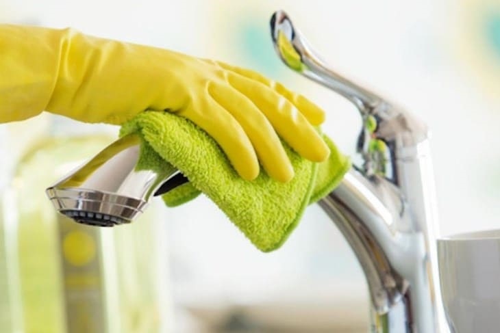 Lau khô và hoàn thiện việc vệ sinh vòi định kỳ