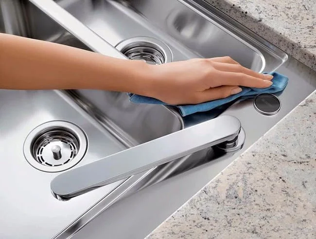 Loại bỏ vết ố trên chậu bếp