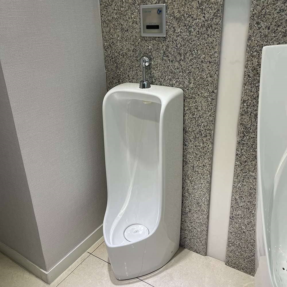 5 lợi ích không ngờ tới của bồn tiểu nam đặt sàn