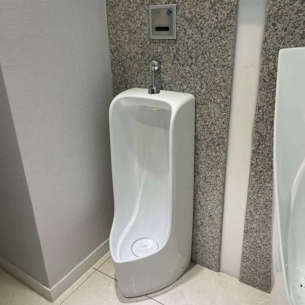 5 lợi ích không ngờ tới của bồn tiểu nam đặt sàn