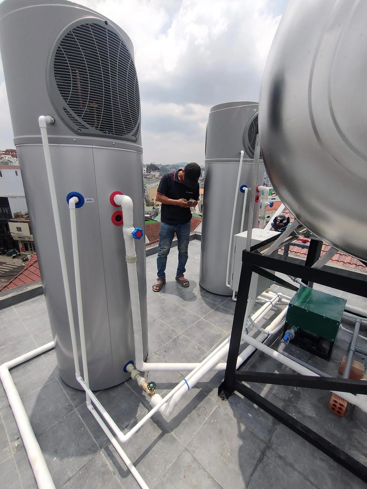 Máy bơm nhiệt Solahart lắp đặt