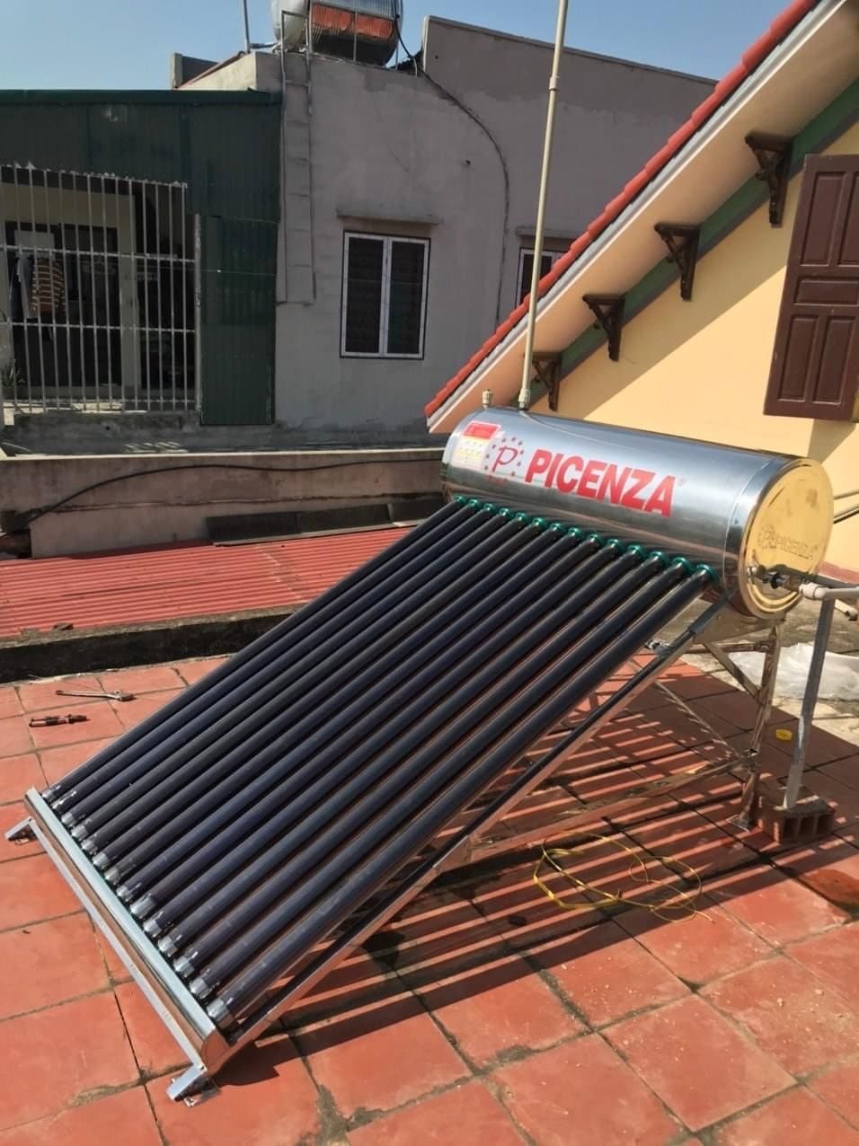 Máy nước nóng năng lượng mặt trời Picenza lắp tại nhà dân