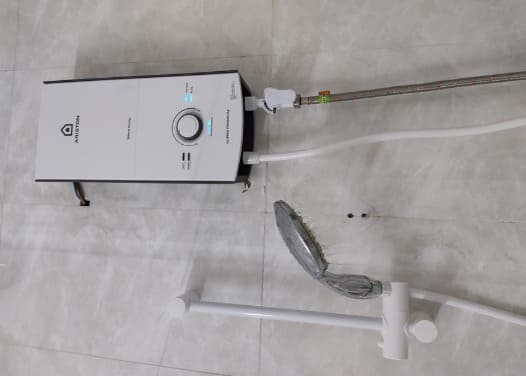 Máy nước nóng trực tiếp Ariston tại nhà khách hàng
