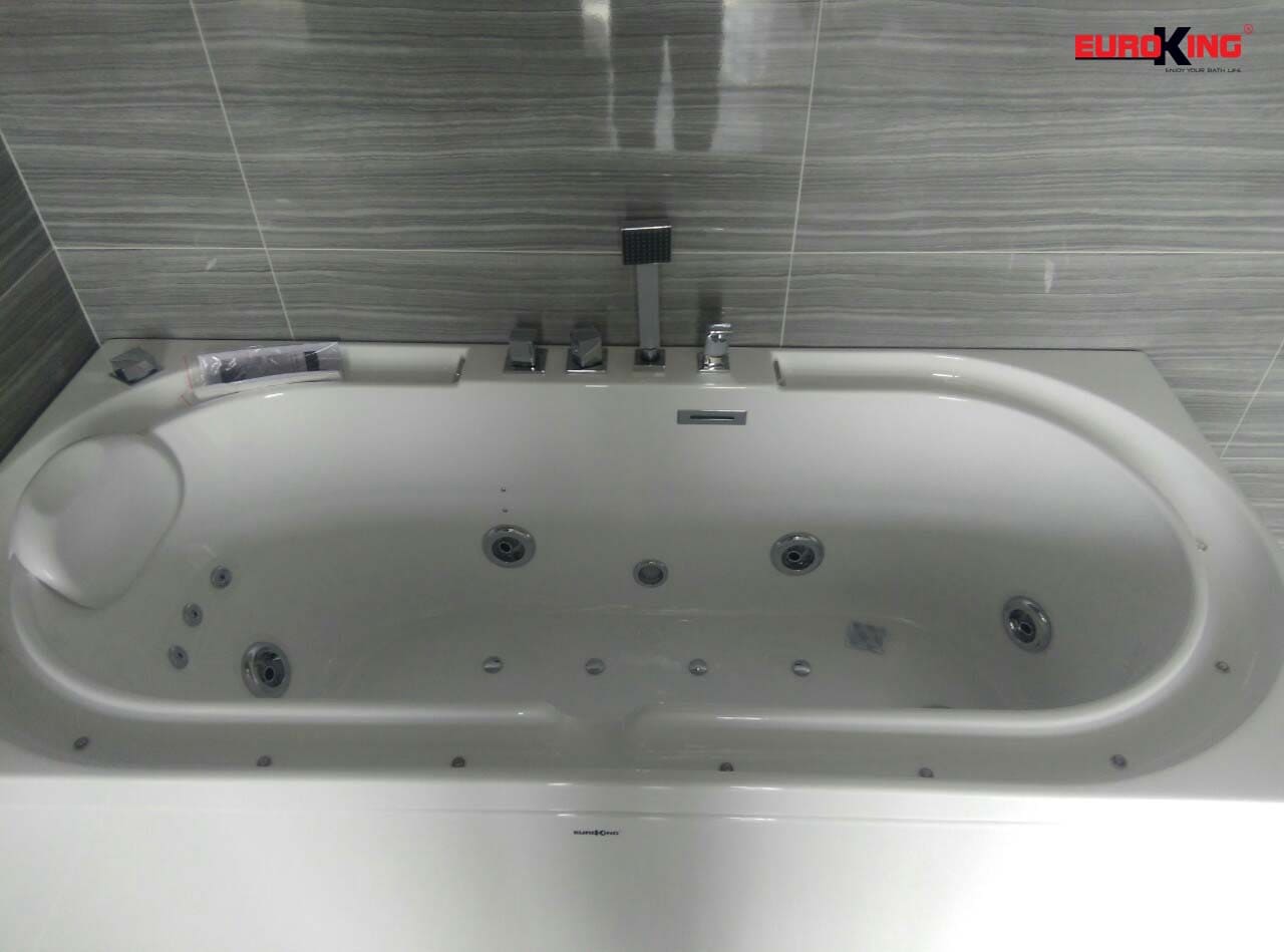 phía trong lòng bồn tắm MASSAGE Euroking EU–1201