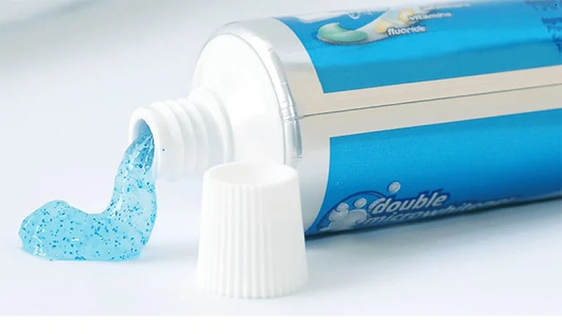 Sử dụng kem đánh răng tẩy vết ố trên kính