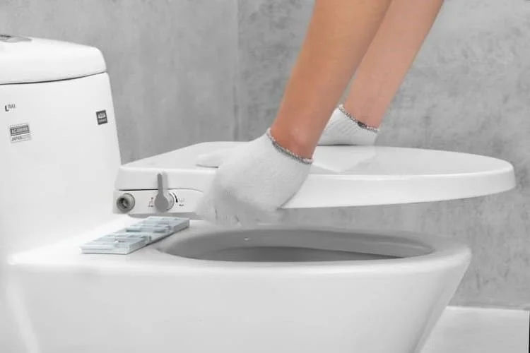 Tại sao nên thay nắp bồn cầu rửa cơ inax?
