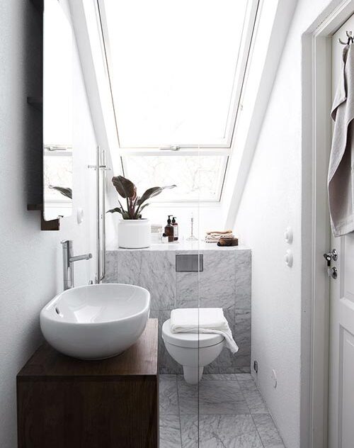 Tận dụng áng sáng tiwj nhiên thiết kế phòng tắm nhỏ