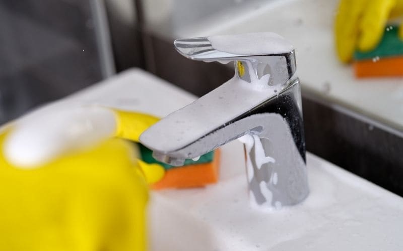 Tẩy sạch cặn vôi bằng giấm hoặc chanh