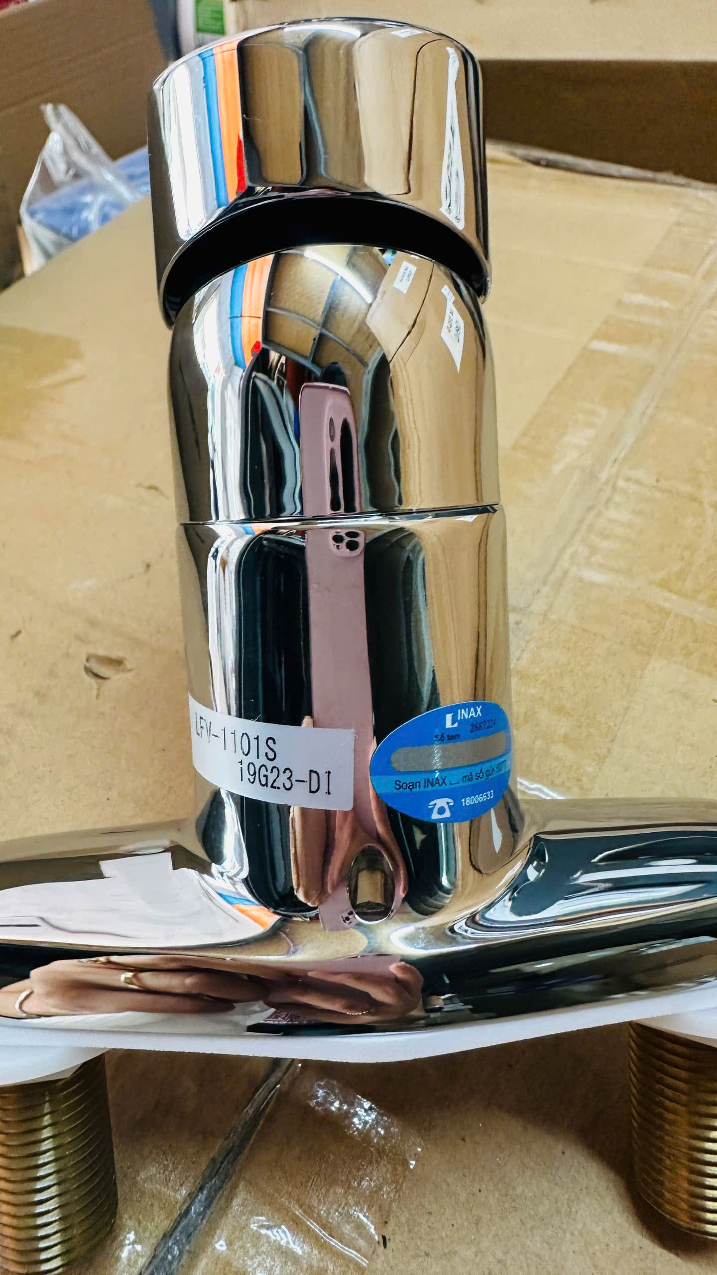 Tem điện tử gắn trên sen vòi Inax