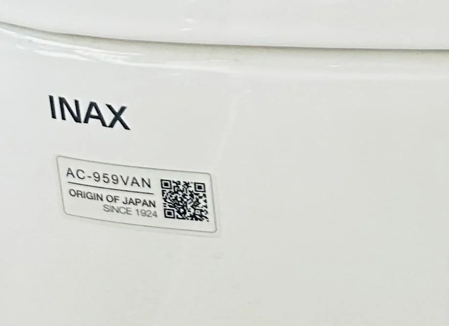  bồn cầu có mã QR dán trên két nước phía góc trái