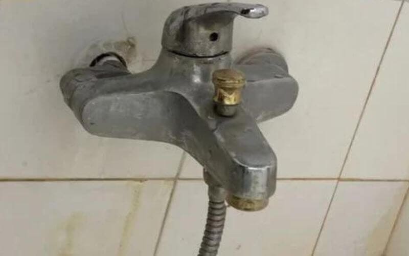 Thiết bị vệ sinh bị gỉ sét hư hỏng