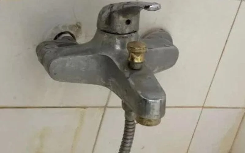 Thiết bị vệ sinh bị gỉ sét hư hỏng