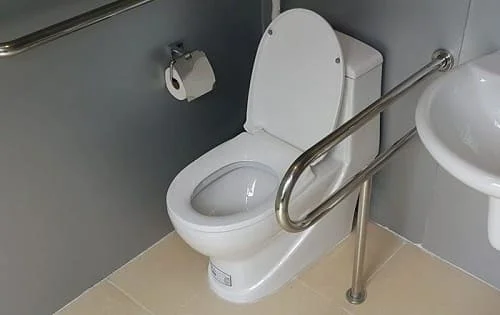 tiêu chuẩn bồn cầu vệ sinh cho người khuyết tật