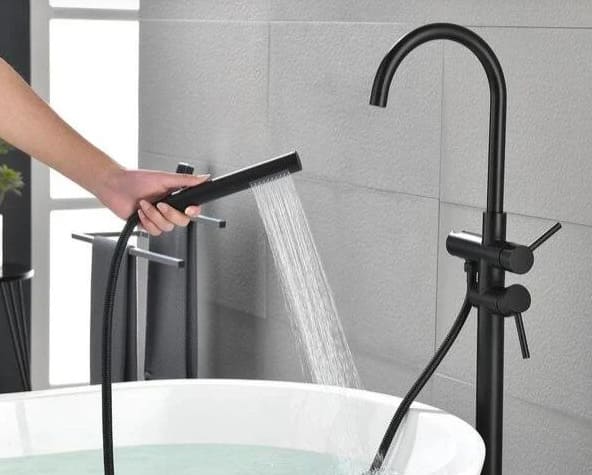 Trải nghiệm sen tắm đặt sàn Clara 