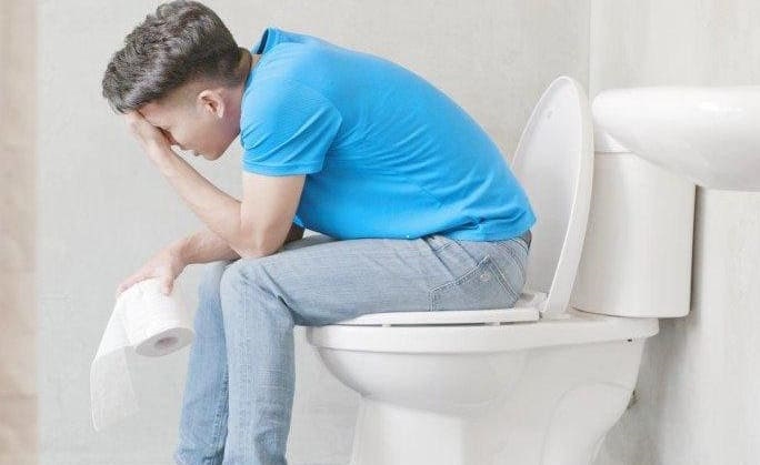  Tránh ngồi quá lâu trên bồn cầu