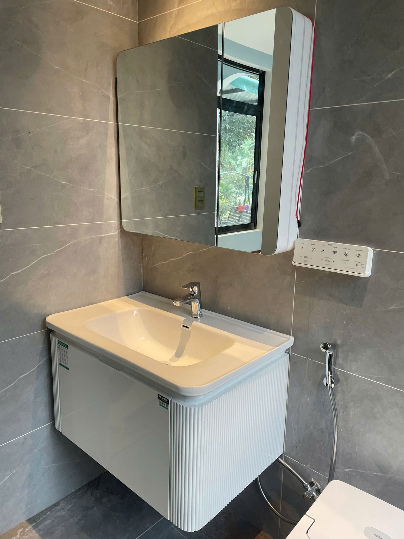 Tủ chậu Mowoen tịa chung cu anh nam Hà Nội 